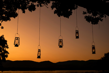 Mana River Camp Mana River Camp: Laternen vor dem Abendhimmel