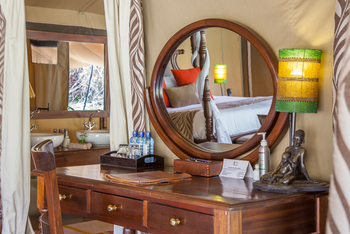 Mara Ngenche Safari Camp: Tisch mit Spiegel