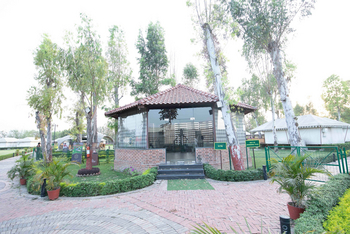 Om Vilas: Achteckiges Fitnesscenter