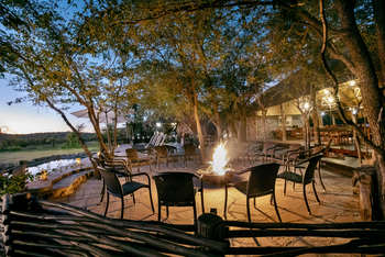 Ongava Tented Camp: Feuer neben dem Wasserloch