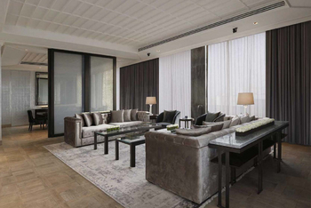 Roseate House: Elegante Lounge mit Marmor und Samt