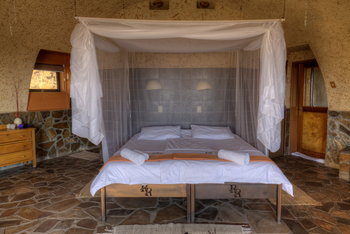 Rostock Ritz Desert Lodge: Doppelbett mit Moskitonetz