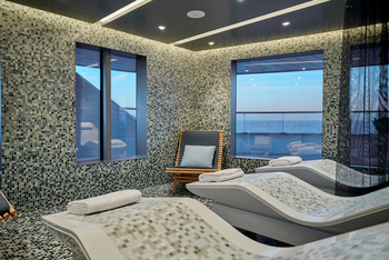 Scenic Eclipse II: Mosaik-Relaxliegen vor weitem Ozeanblick