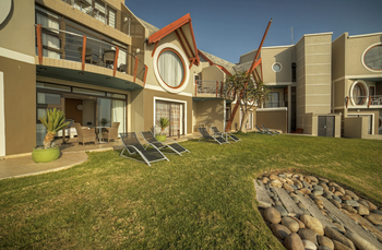 Beach Lodge Swakopmund: Private Terrasse mit Rasenzugang