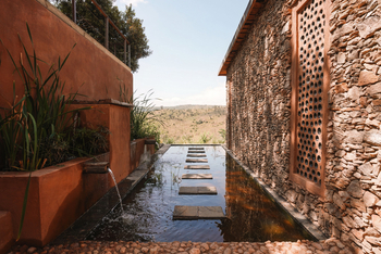Borana Lodge Borana Lodge: Wasserbecken mit Trittsteinen