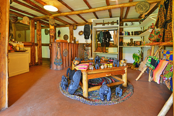 Buhoma Lodge: Souvenirshop