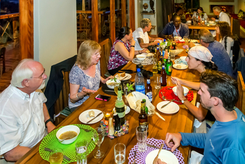 Chameleon Hill Forest Lodge: Reisegruppe an Esstisch