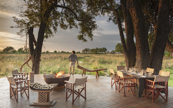 Duba Explorers Camp: Deck mit Feuerschale