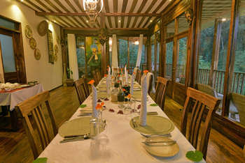 Four Gorillas Lodge: Esstisch