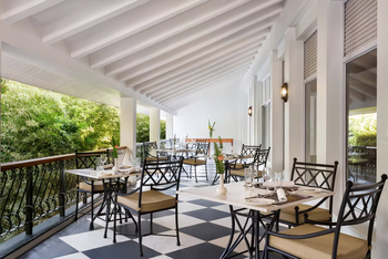 Four Points Arusha Hotel: Essbereich Außen