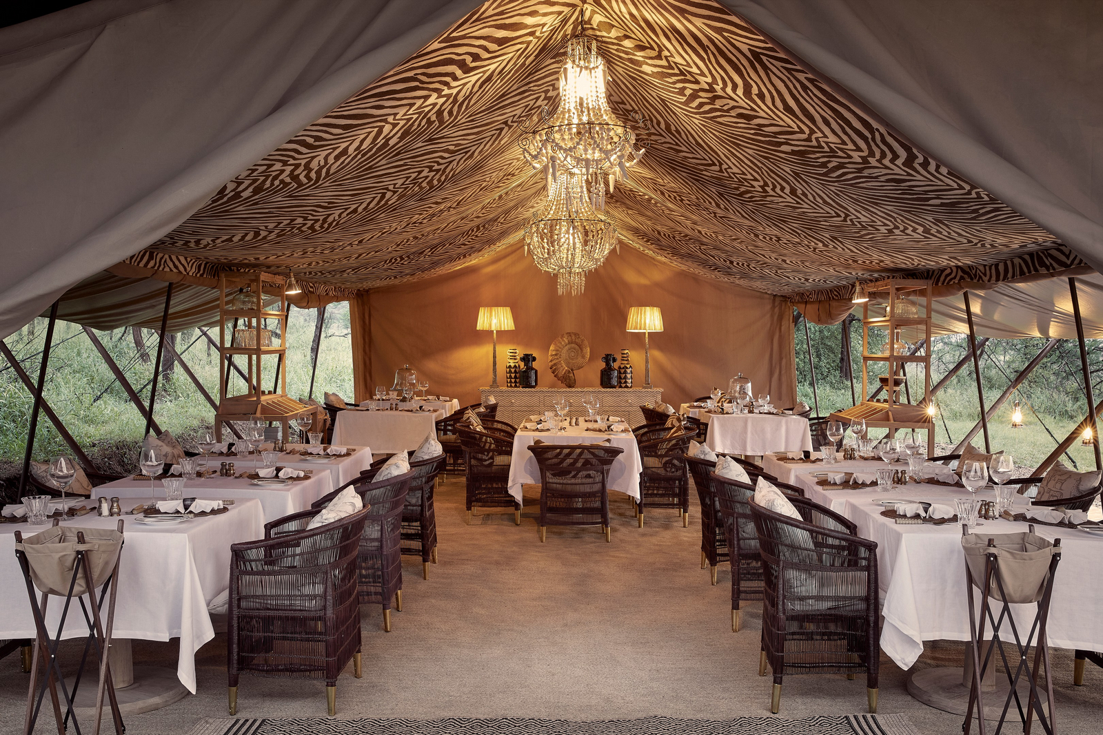 Laba Migration Camp Laba Migration Camp: Zelt mit Esstischen