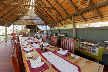 Mma Dinare Camp: Esstisch