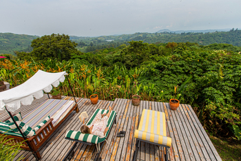 Ndali Lodge: Veranda mit Liegestühlen und Ausblick