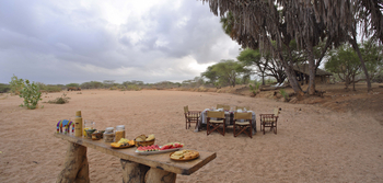 Saruni Rhino Camp: Büfett vor Esstisch