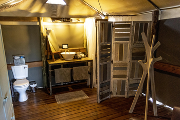 Tlouwana Camp Tlouwana Camp: Badezimmer mit Waschbecken und Toilette