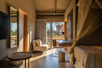 Victoria Falls River Lodge Victoria Falls River Lodge: Villa - Schreibtisch und Bett
