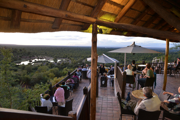 Victoria Falls Safari Lodge Victoria Falls Safari Lodge: Offene Terrasse
