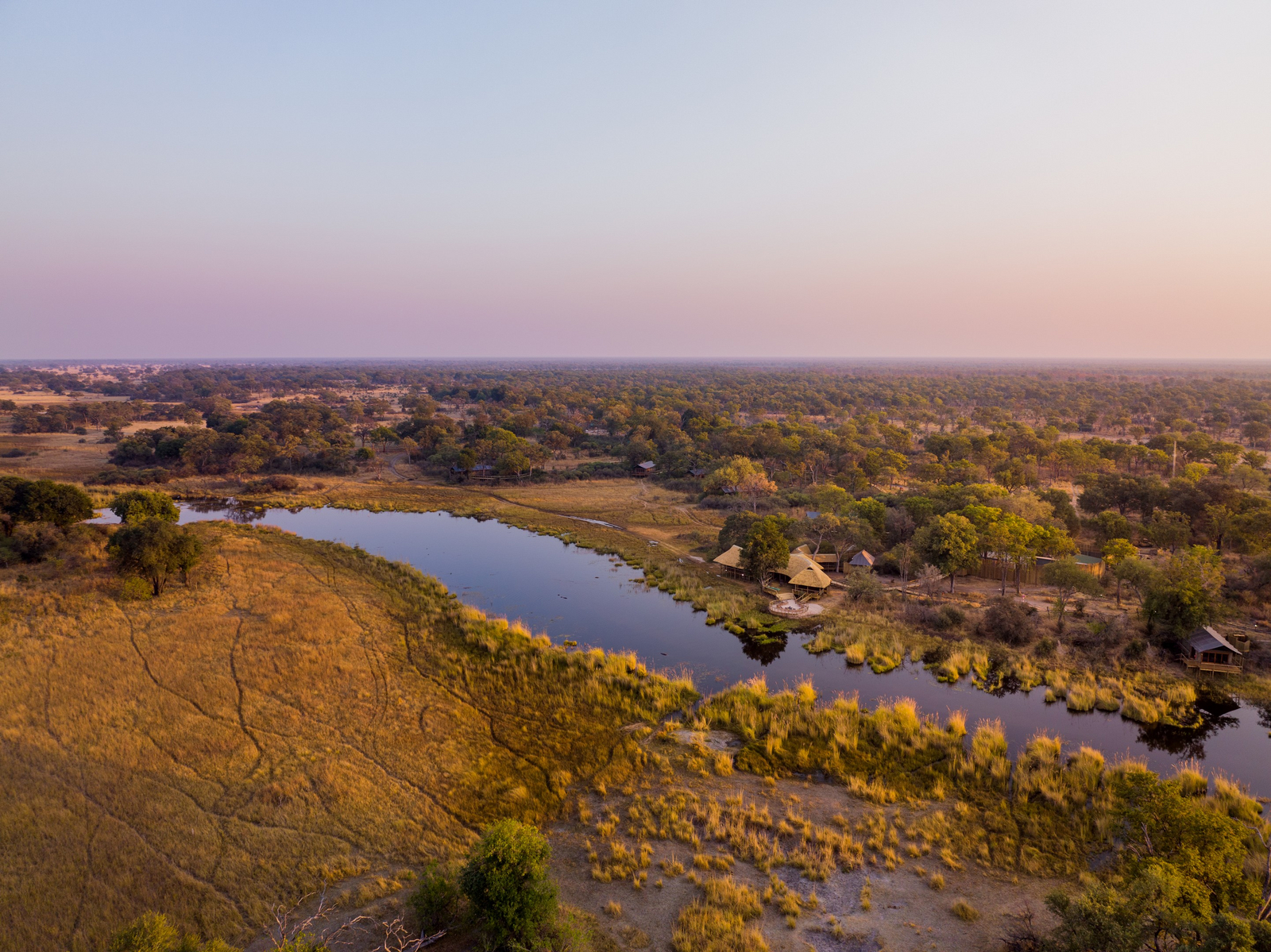 4 Rivers Camp 4 Rivers Camp: Luftbild - Kanal vor dem Camp