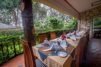 Country Lodge: Eleganter Outdoor-Dining-Tisch am Nachmittag