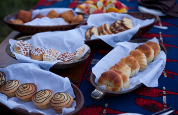 Ikoma Tented Camp: Outdoor Frühstück mit Gebäck und Früchten