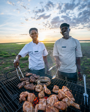 King Lewanika Lodge: Mitarbeiter beim Grillen
