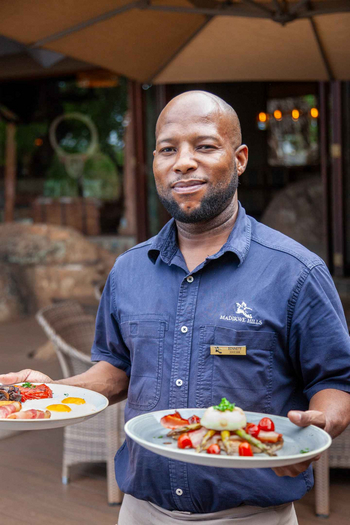 Madikwe Hills Private Game Lodge: Mitarbeiter mit Speisen