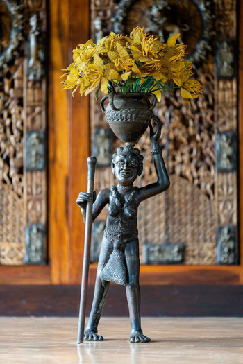 Mateya Safari Lodge: Bronze Skulptur vor geschnitztem Holzhintergrund