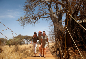 Olkeri Camp: Gäste auf der Hängebrücke
