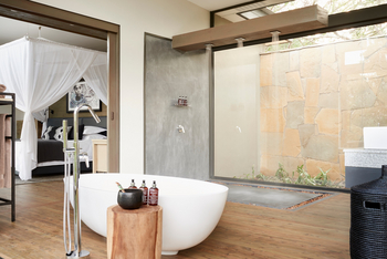 Sanctuary Olonana Sanctuary Olonana: Badezimmer mit Badewanne und Dusche