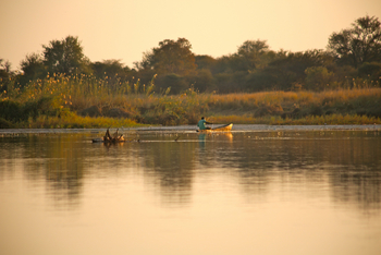 Taranga Safari Lodge: Fischer im Mokoro