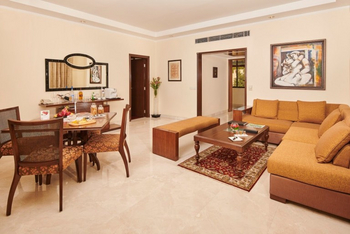 The LaLit Temple View: Wohnzimmer