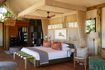 Tuludi Camp: Doppelbett und Sessel