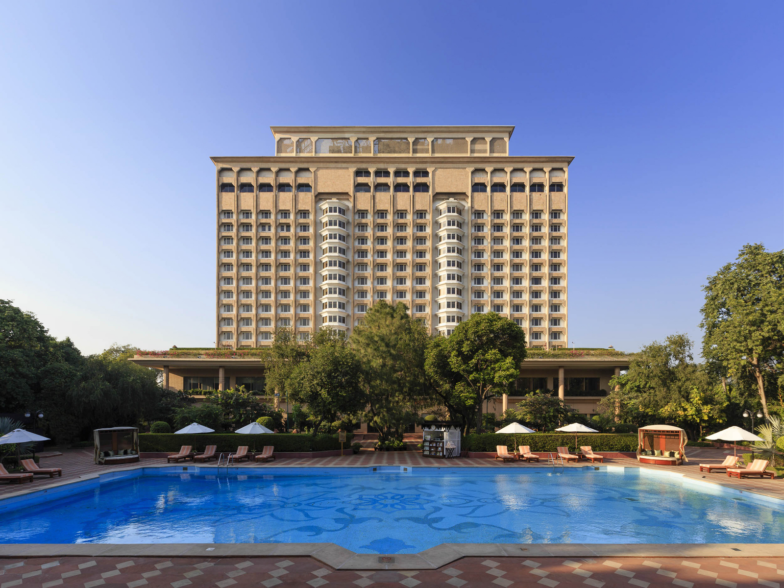 Taj Mahal, New Delhi Taj Mahal, New Delhi: Hotelfront mit Pool