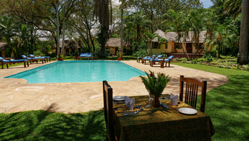 Arusha Safari Lodge: Poolbereich mit blauen Liegestühlen und Tisch