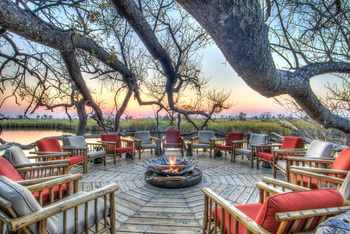 Camp Xakanaxa Camp Xakanaxa: Feuerstelle mit Stuhlkreis