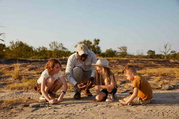 Cheetah Plains: Kinder und Guide erkunden goldene Savanne