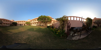 Dev Vilas: Großer Innenhof Panorama