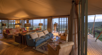 Elewana Lodo Springs: Loungebereich mit Fensterfront