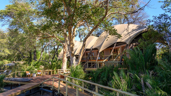 Jacana Camp: Zeltsegel über dem Hauptgebäude