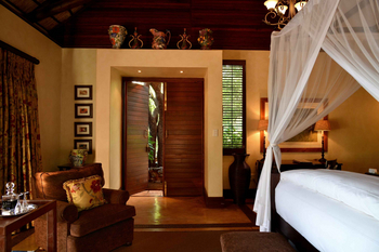 Mateya Safari Lodge: Luxuriöses Schlafzimmer mit Moskitonetz und Kunstwerken