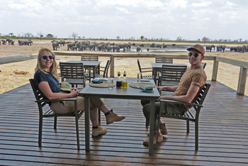 Nogatsaa Pans Chobe Lodge: Lunch in Gesellschaft