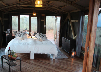 Teufelskrallen Lodge: Bett und Eingang