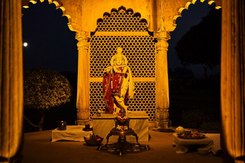 The LaLit Temple View: Skulptur im Ziertempel