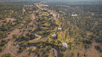 The River Camp: Luftaufnahme abgelegener Bush-Lodges im Morgenlicht