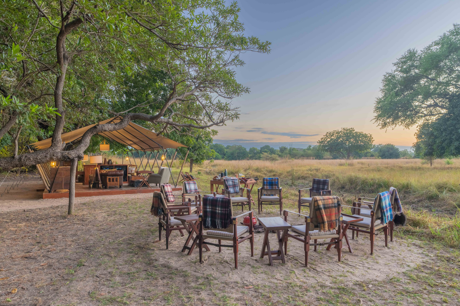 Time + Tide Luwi Camp Time + Tide Luwi Camp: Hauptzelt und Feuerplatz