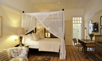 Victoria Falls Hotel: Doppelbett mit Moskitonetz