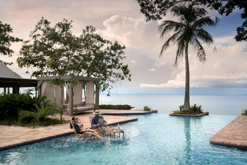 Bumi Hills Safari Lodge: Sitzgelegenheiten im Pool