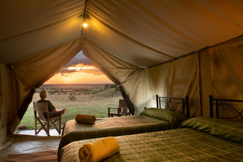Mara Kati Kati Tented Camp: Schlafzimmer mit zwei Einzelbetten und Abendsonne