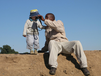 Tuli Safari Lodge Mashatu: Kind und Fernglas