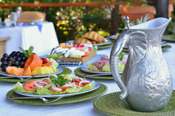 Mateya Safari Lodge: Luxuriöses Outdoor-Frühstück mit Silberkrug